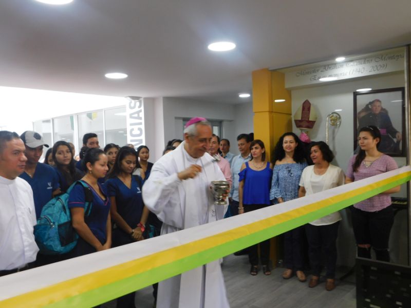 El Señor Obispo de la Diócesis del Espinal Bendice nuestras renovadas instalaciones