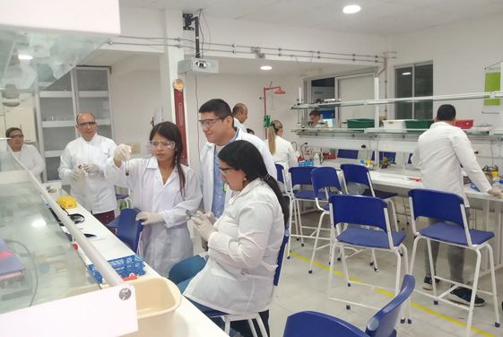 VISITA PEDAGÃGICA Y PRÃCTICAS DE LABORATORIO DE REGENCIA DE FARMACIA.