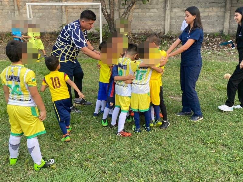 EL PROGRAMA DE PSICOLOGÃA APOYA ESCUELAS DE FÃTBOL EN EL ESPINAL: â FÃTBOL CON VALORESâ