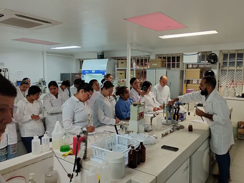 Estudiantes de Regencia de Farmacia de FUNDES visitan al Grupo de Investigación en Productos Naturales (GIPRONUT) de la Universidad del Tolima para explorar el tamizaje fitoquÃmico y la elaboración de cosméticos naturales