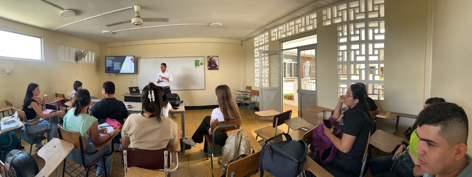 Director de Centro de Investigaciones y Desarrollo de Ecuador capacita en Norma APA 7ª Edición, a estudiantes de FUNDES