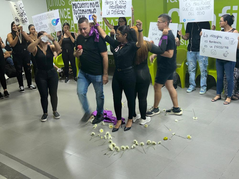 Voces que hieren, el performance que desenmascara la violencia digital contra las mujeres