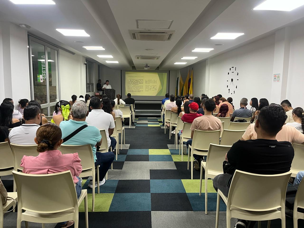 Con un Café Con Ciencia estudiantes debaten sobre el papel del Derecho penal frente a la violencia de género.