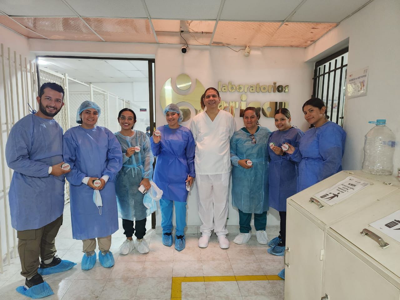 Futuros regentes de farmacia de FUNDES visitan la fábrica del emblemático Dolorán en Ibagué