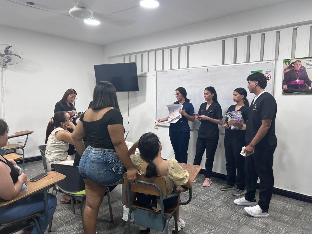 Estudiantes y docentes de PsicologÃÂa de FUNDES llevaron mensajes de vida a colegios y a la comunidad universitaria